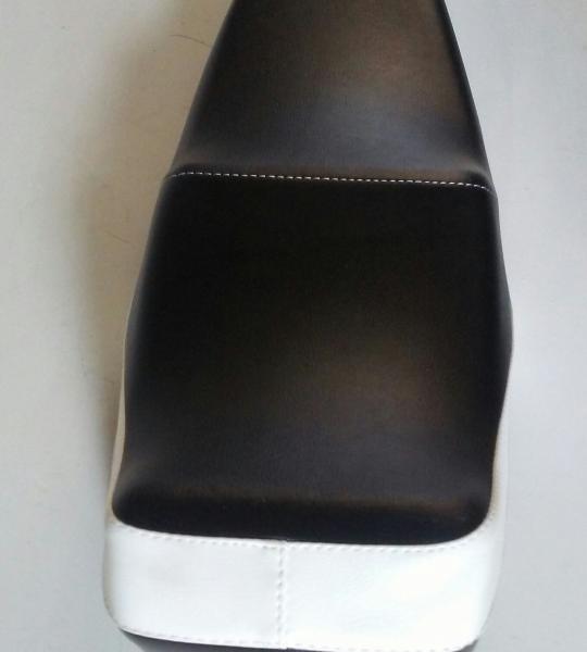 Sella America con Rialzo Nera Bordo Bianco per Piaggio Vespa 50 R-50 Special- 125 Primavera- 125 ET3 - P051B